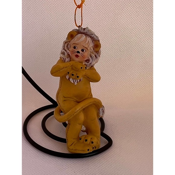Wizard of Oz Storybook "The Cowardly Lion" Ornament Collection Ashton Drake - Picture 2 of 4